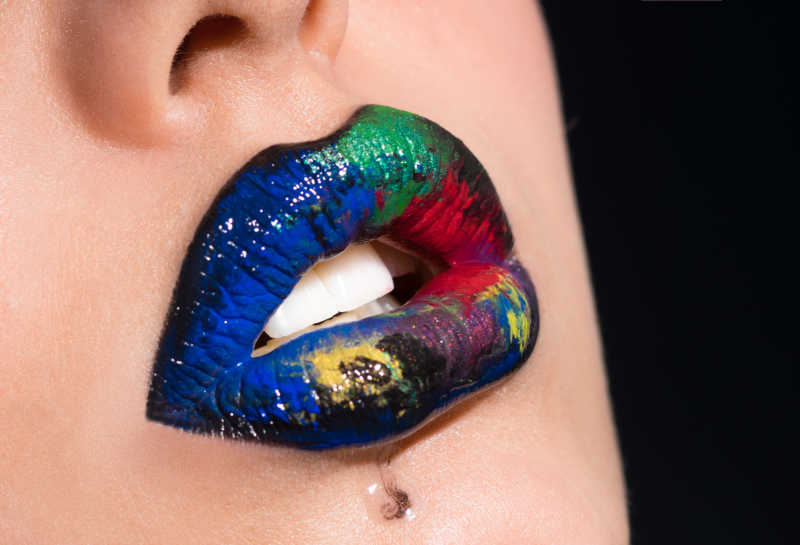 五彩的嘴唇