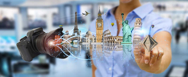 年轻女孩手持虚拟数码相机拍摄世界著名纪念碑