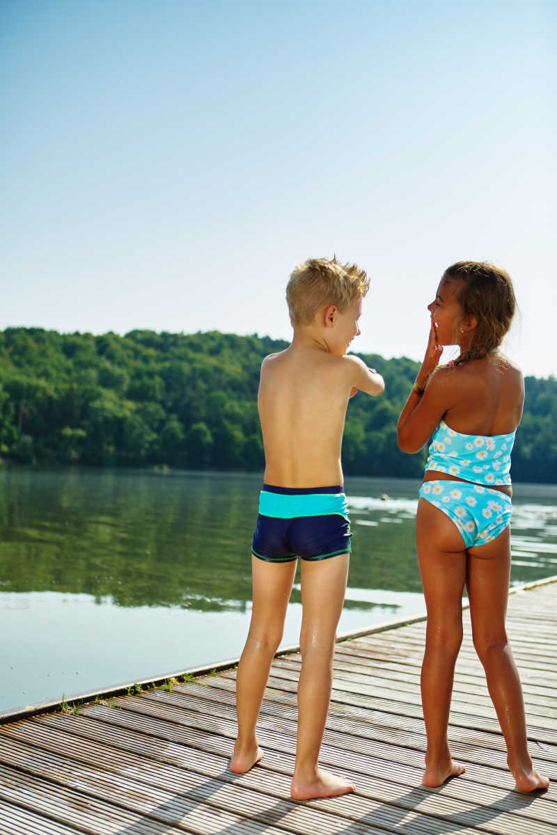 站在河岸边的两个孩子