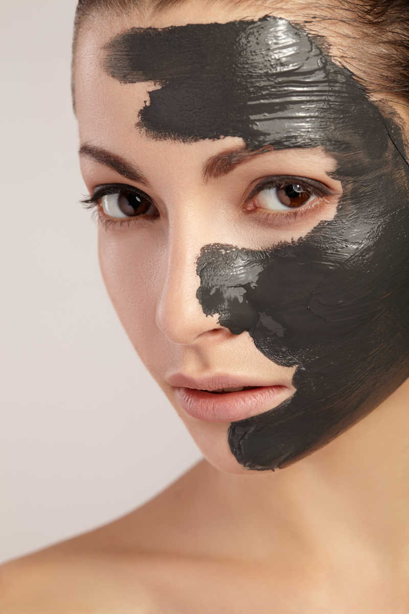 做面膜的漂亮女模特