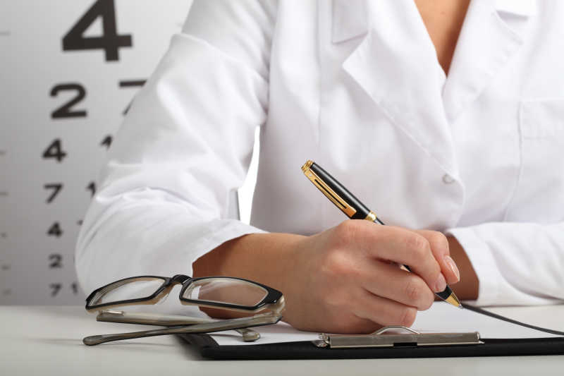 做笔记的眼科医生