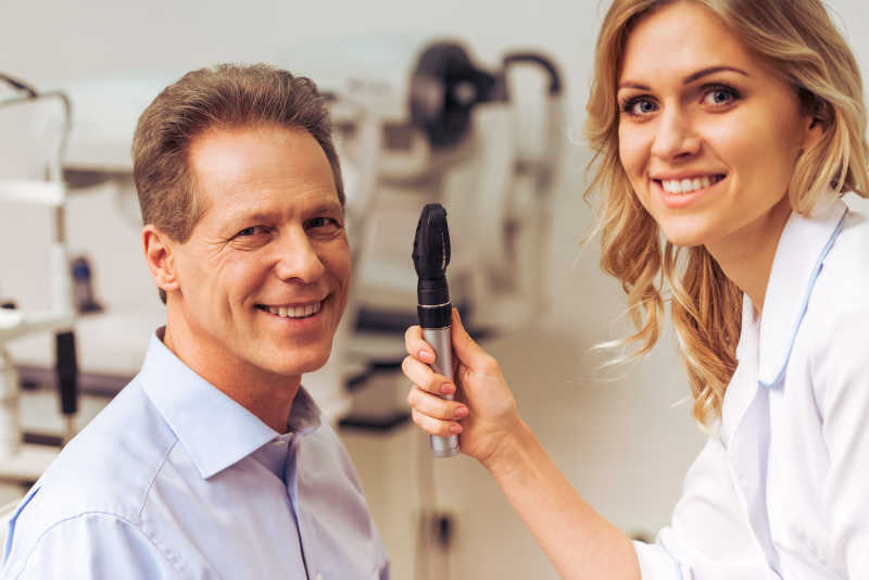 准备测视力的病人和漂亮的女护士