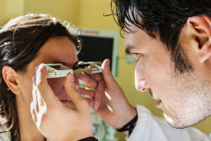 给人进行视力测试的眼科医生