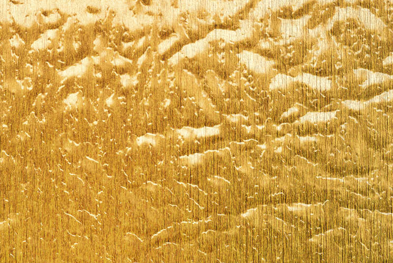 金色金属板上的不规则纹理