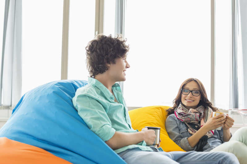 在办公室交谈的同事