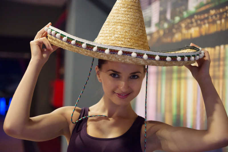 头戴宽边帽的漂亮女孩