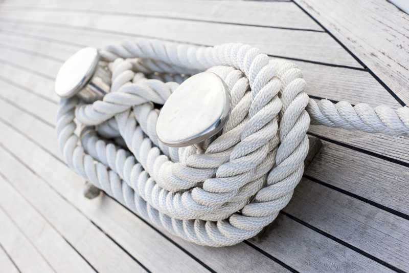 木板上的缠绕的绳子