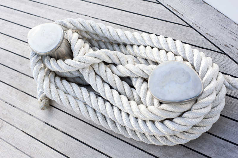 木制板上的绳子