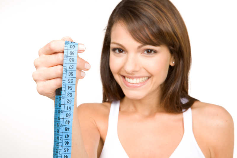 拿皮尺的快乐女孩