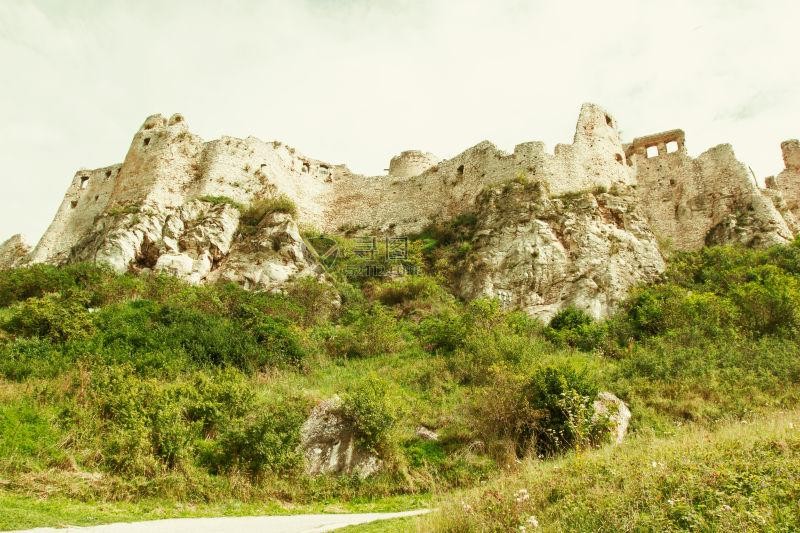 荒野中的城堡废墟