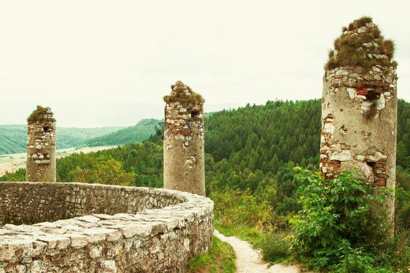 森林背景下的建筑废墟