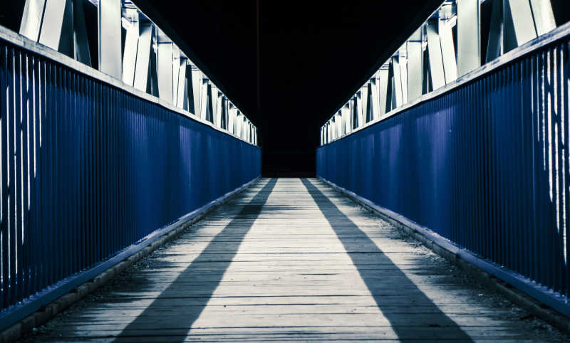 黑色背景下的天桥