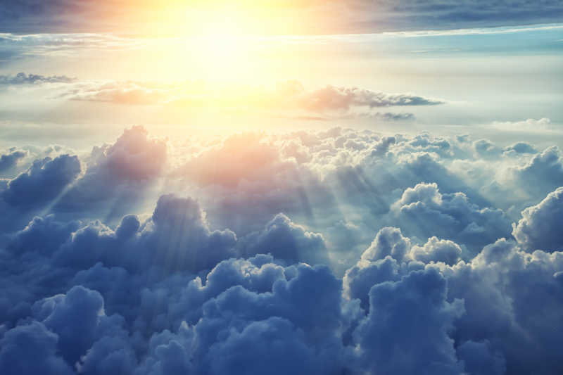 阳光下美丽的云海和蓝天