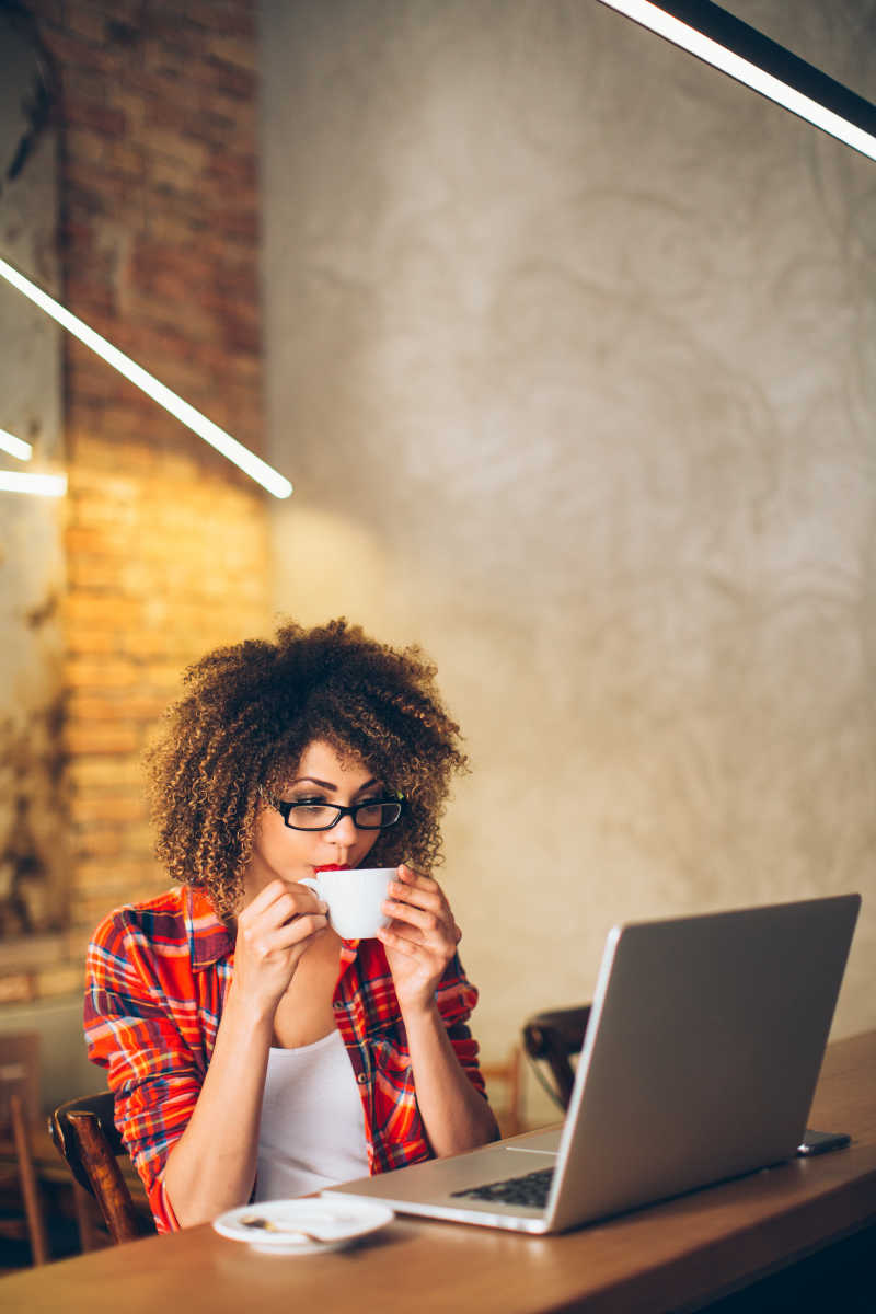 电脑前喝咖啡的女孩子