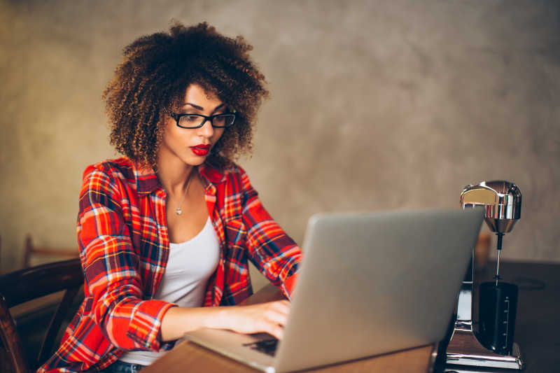 坐在咖啡店里的美女