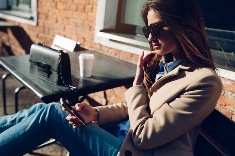 美女在喝下午茶打电话