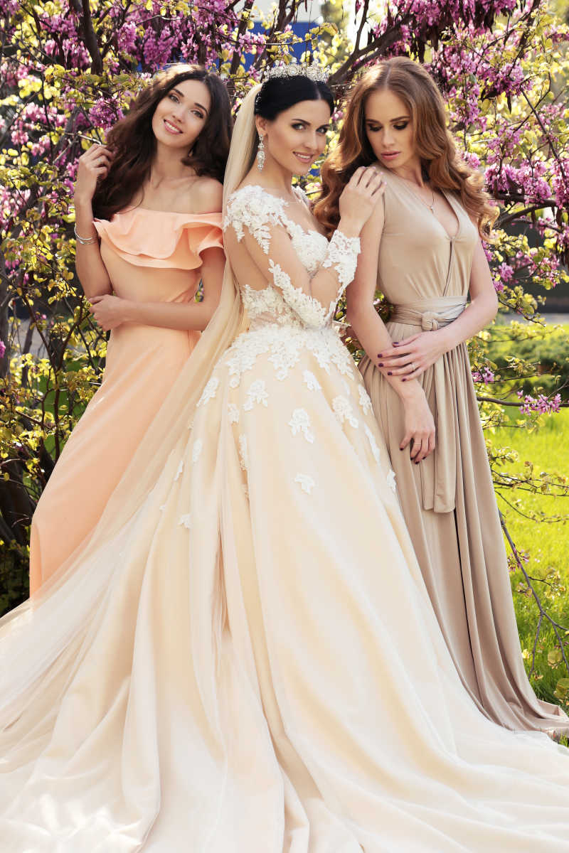 户外新娘和伴娘