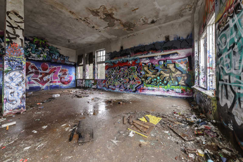 破旧房子里的涂鸦