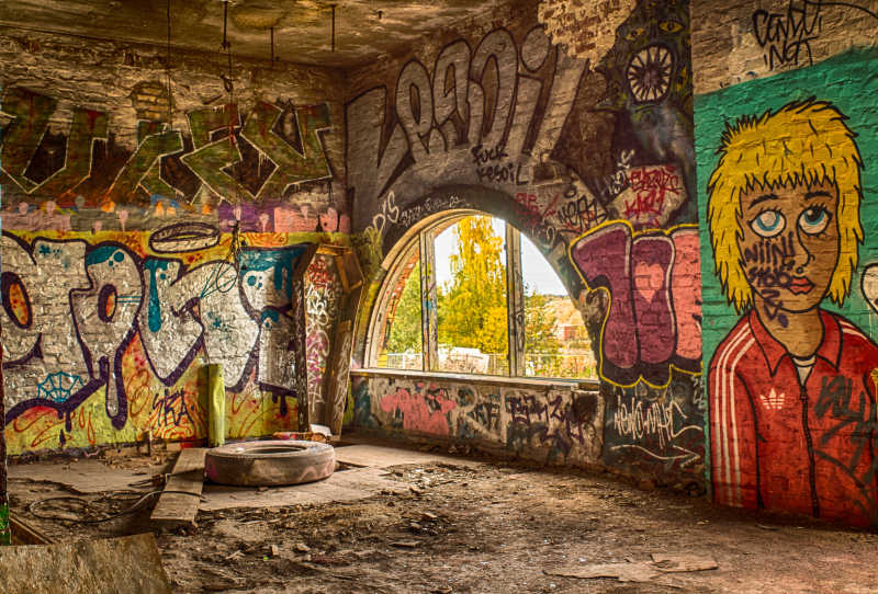 厂房里的人物涂鸦