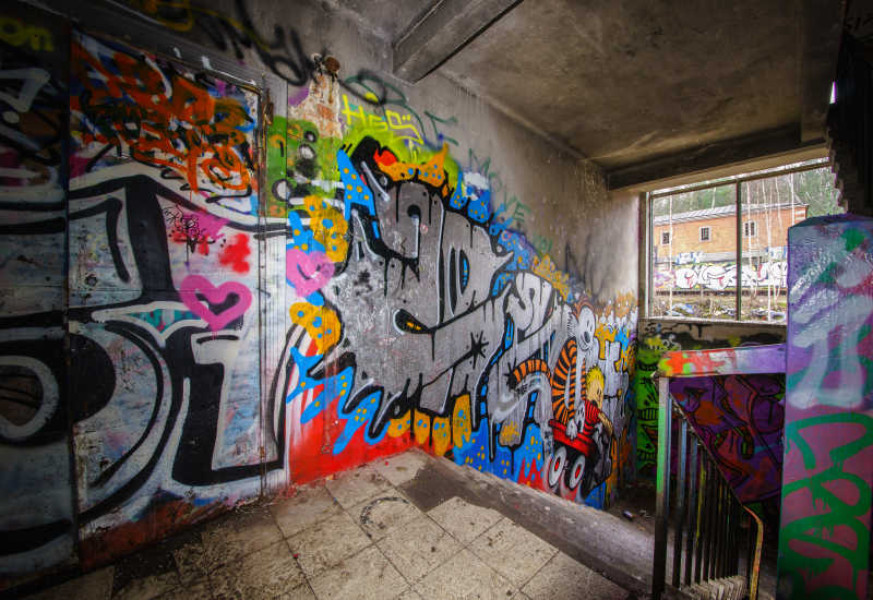 墙上丰富多彩的涂鸦