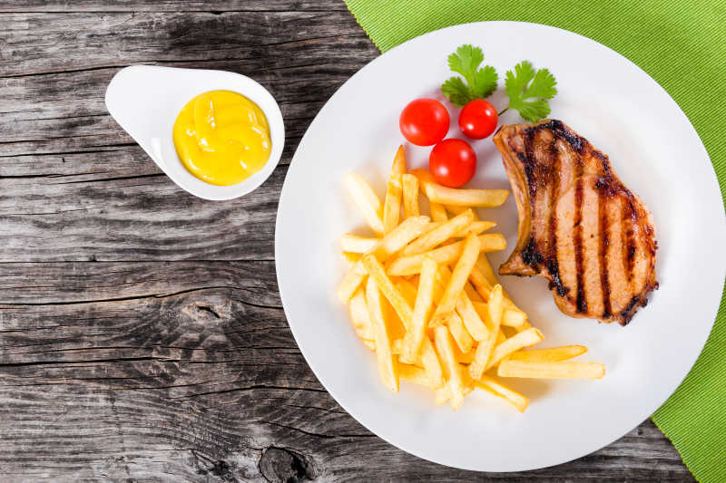 盘子里的猪排和炸薯条