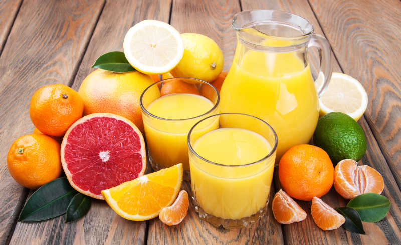 各种不同的水果榨成的黄色果汁
