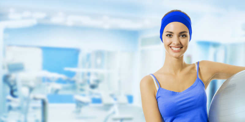 微笑的女人在健身房里