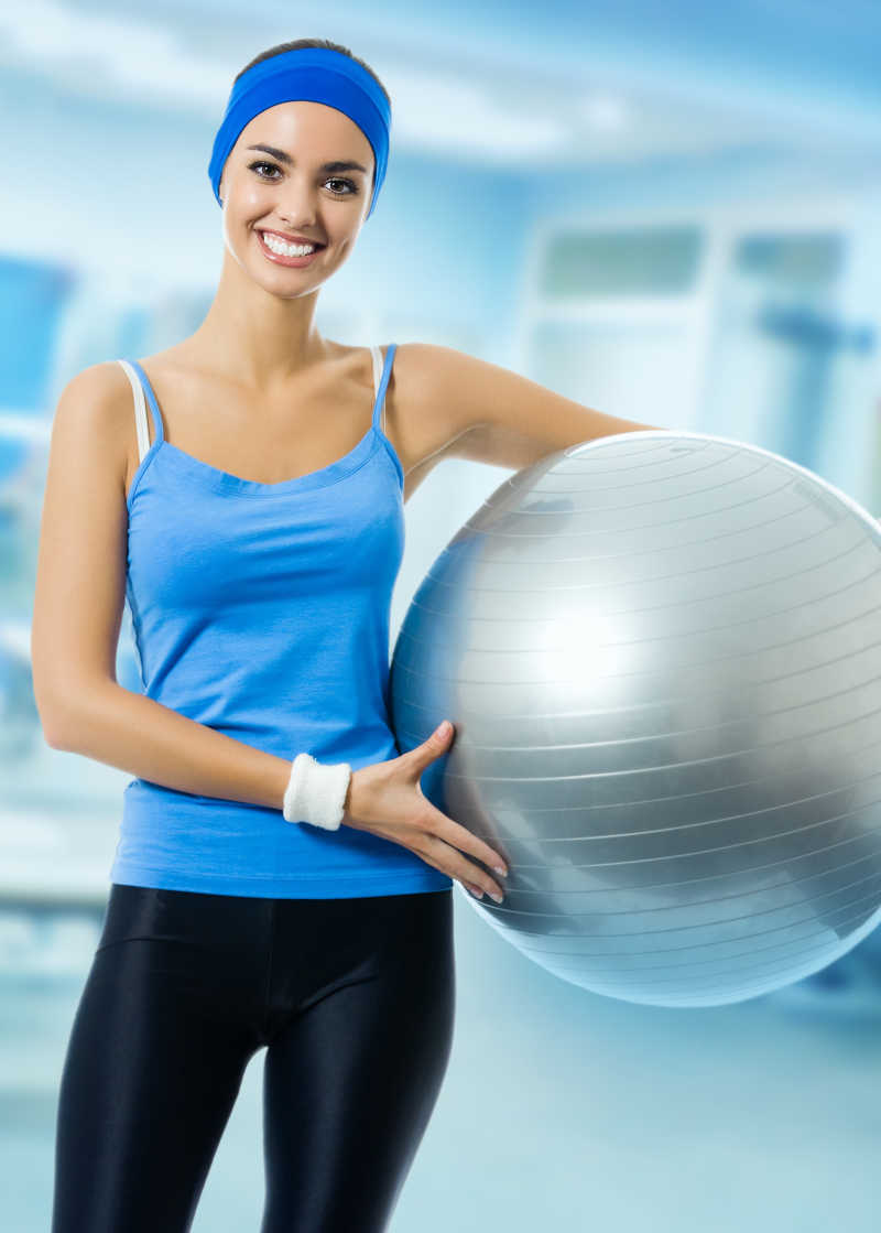 抱着瑜伽球的美女