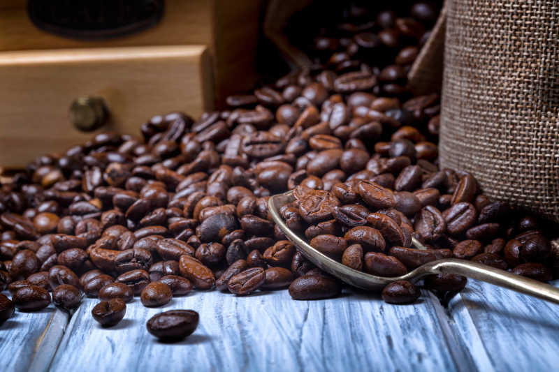 从布袋中倒出的咖啡豆