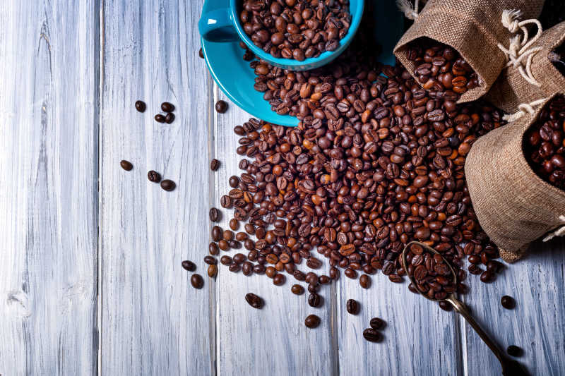 木头板子上的倒出的咖啡豆