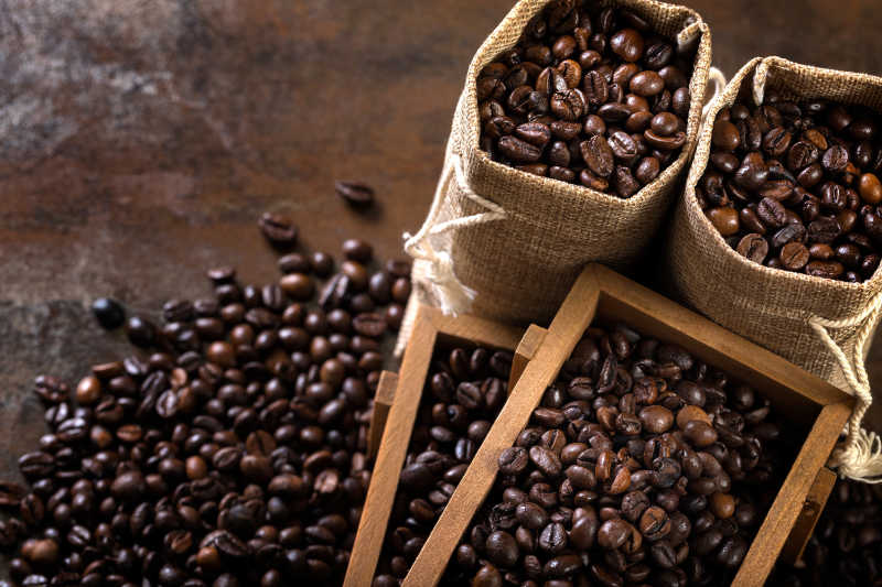 倒在木板上的咖啡豆