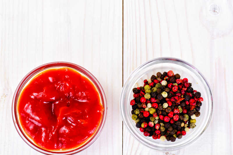 木板上的麻椒番茄酱