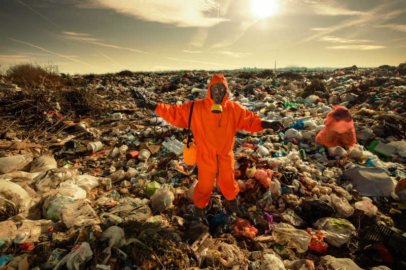 垃圾填埋场上清理的环卫工人