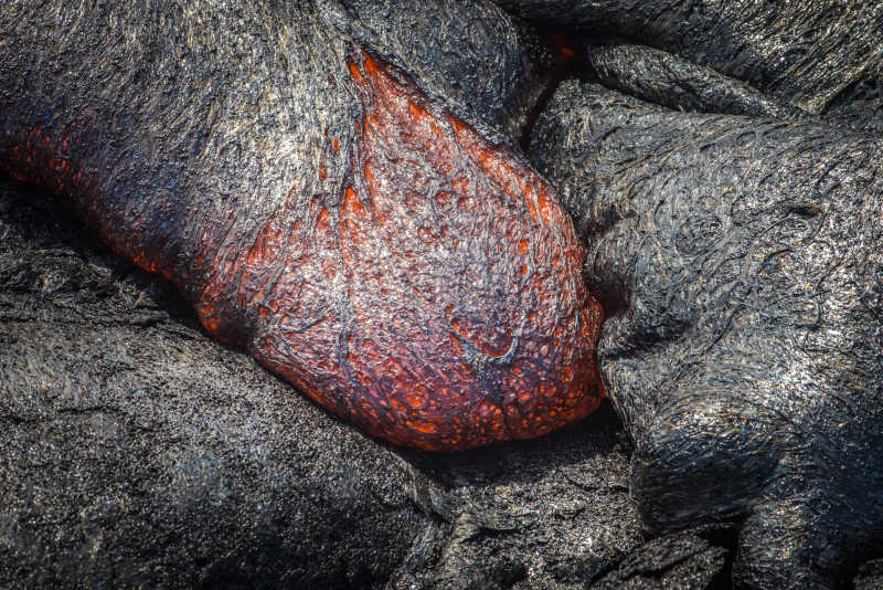 熔岩喷发的活火山