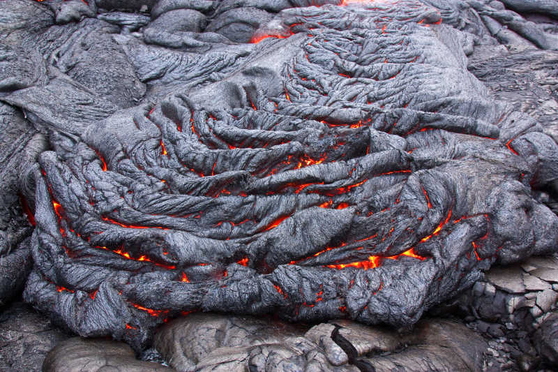 未冷卻凝固的火山熔岩流