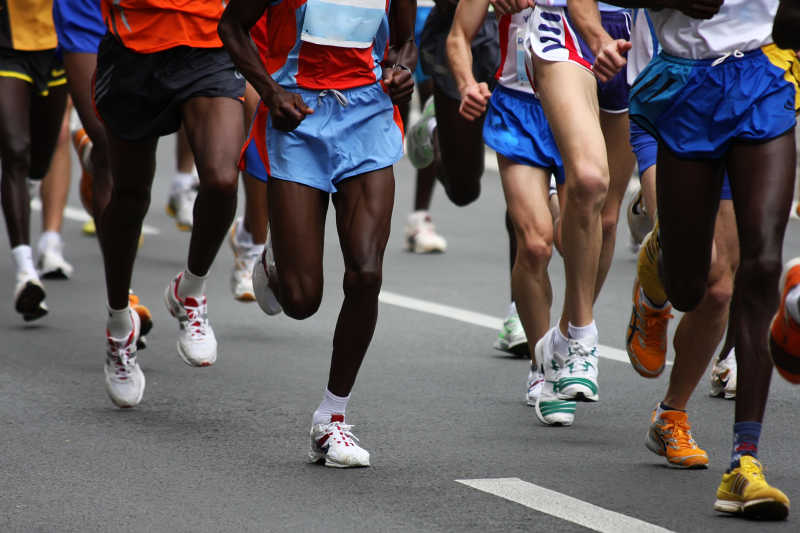不同肤色的人正在进行跑步比赛
