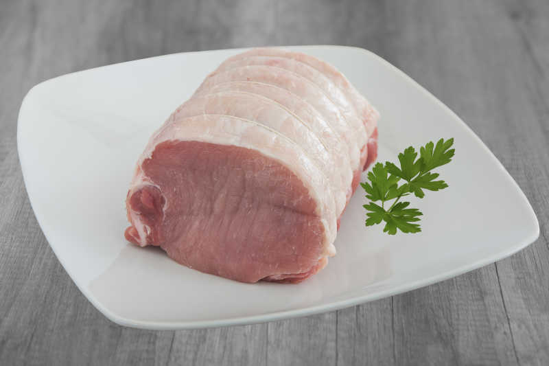 还未烹调的猪里脊