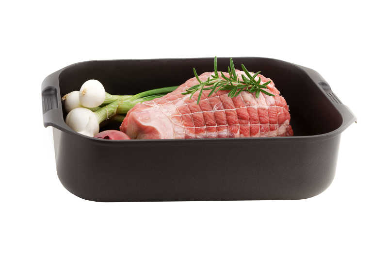 放在盘子里捆起来的肉与配料