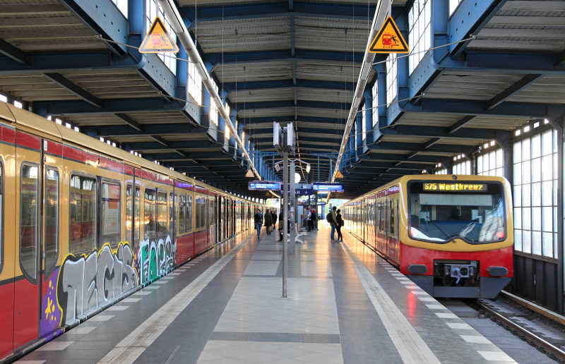 明亮的地铁站和地铁站里的乘客