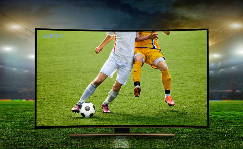 在智能电视踢足球的人