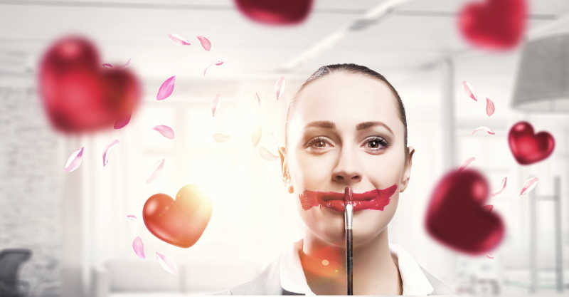 红色爱心背景下涂着口红的女人