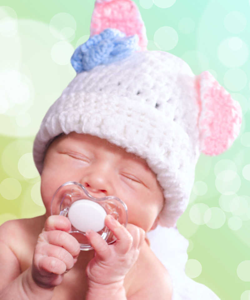 喊着奶嘴的婴儿