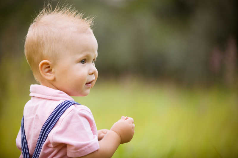 可爱的金发小男孩