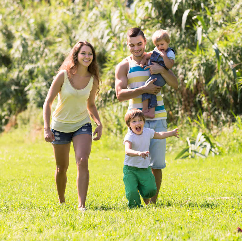 公园里的四口之家