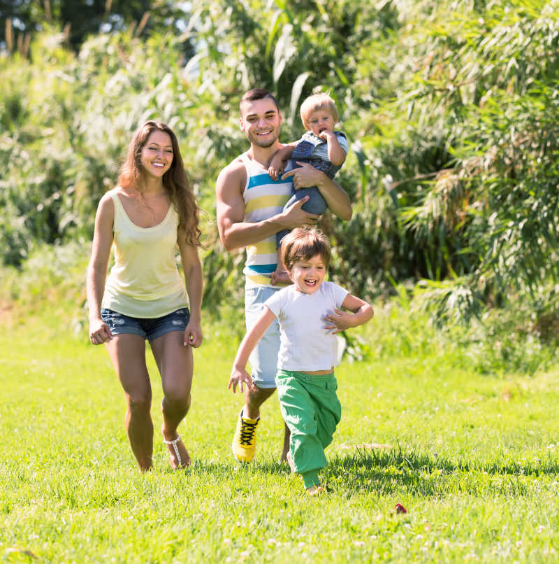 走在草地上快乐家庭