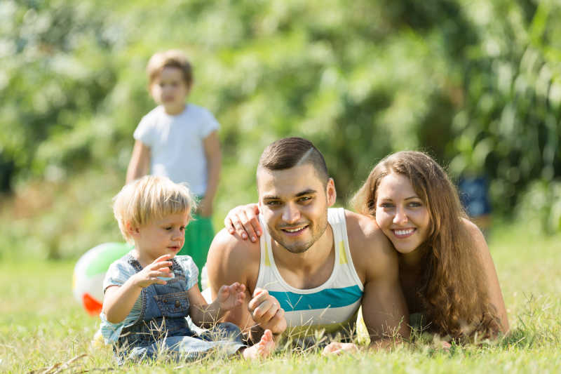 幸福趴在草地上的一家人