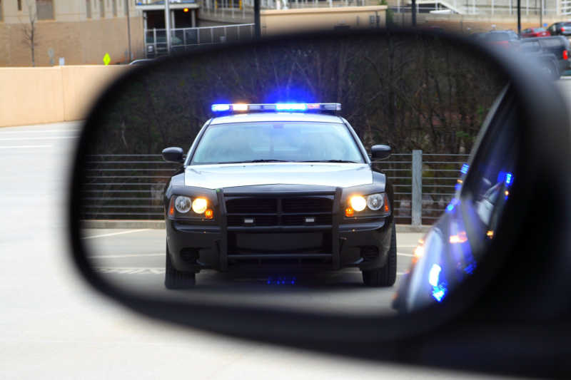 汽车反光镜里的警车