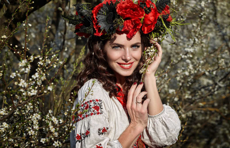 花园中微笑的乌克兰美女