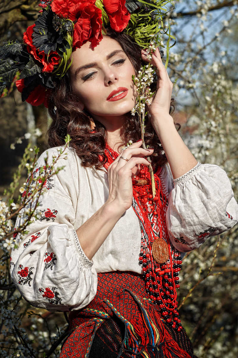 在花园里的美丽乌克兰女人