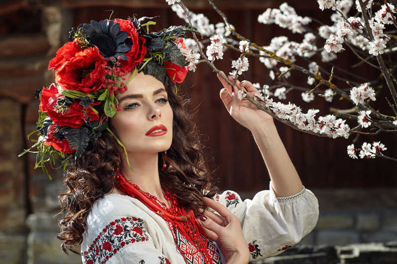 树下穿着服装的乌克兰美女